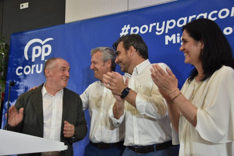 Miguel Lorenzo (PP) toma posesión como edil da Coruña nun pleno do que se despide Claudia Delso (Marea Atlántica)