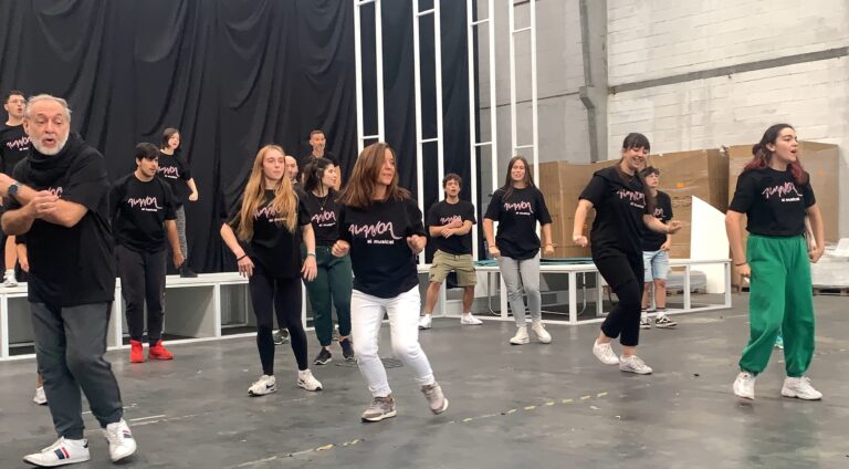 A alcaldesa da Coruña lánzase a bailar nos ensaios dun musical benéfico e “100% coruñés”