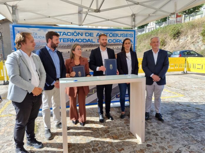 A conselleira de Infraestruturas e Mobilidade, Ethel Vázquez, e outras autoridades asisten á firma da acta de reformulo polas obras da estación de autobuses intermodal da Coruña. XUNTA