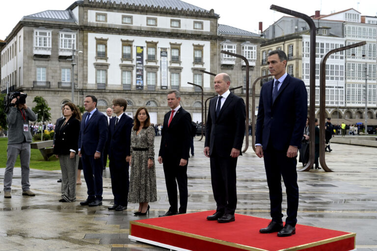 A alcaldesa da Coruña destaca o “éxito” do cume hispano-alemá e a ausencia de incidentes