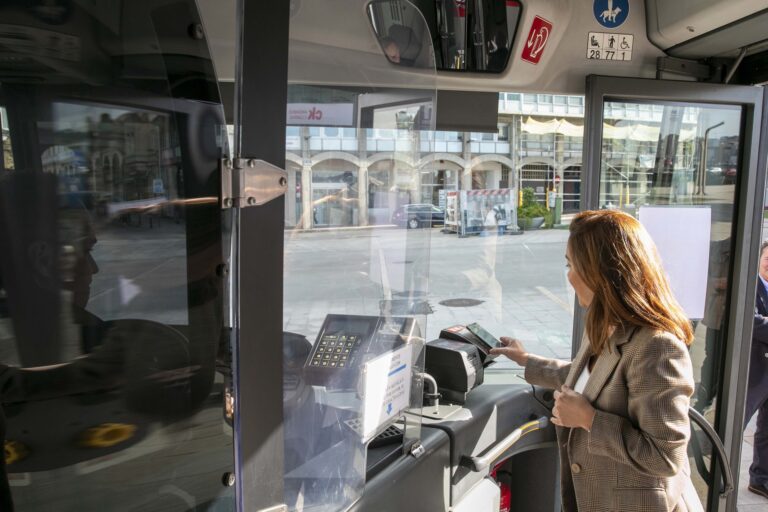 O Concello da Coruña impulsa unha aplicación para móbil do cartón Millennium