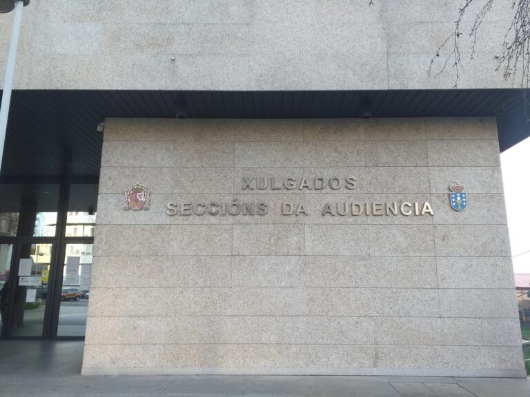 Un avogado da Coruña acepta dous anos de prisión tras admitir que quedou diñeiro duns clientes