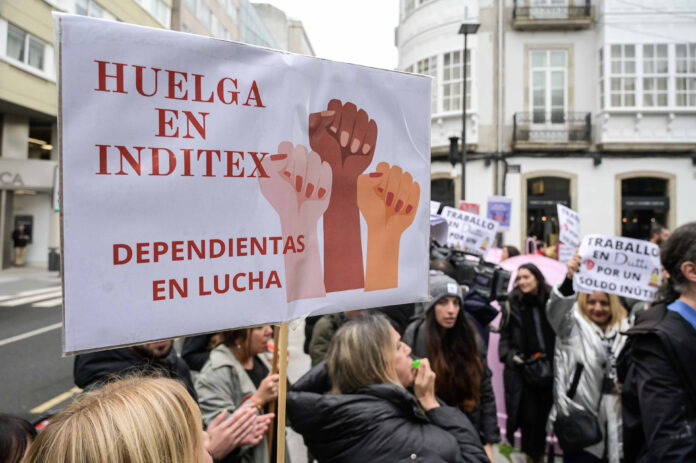 Unha pancarta reza 'Folga en Inditex. Dependentas en loita' durante a manifestación dos traballadores de Inditex por unha subida salarial, a 24 de novembro de 2022 / M. Dylan - Europa Press