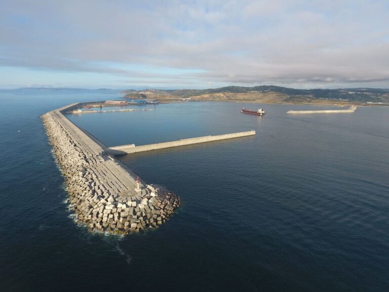 O coque, fertilizantes, carbón e grano converten ao Porto da Coruña no gran nodo loxístico do noroeste
