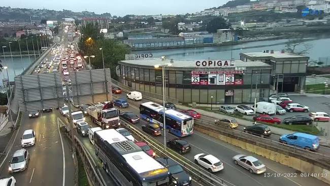 Un accidente múltiple provoca retencións nos accesos de entrada á cidade da Coruña