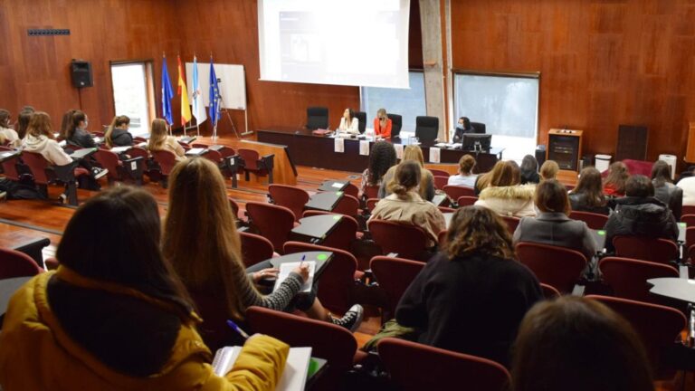 As universidades da Coruña e Vigo alertan da “abrupta caída” de mulleres en titulacións TIC