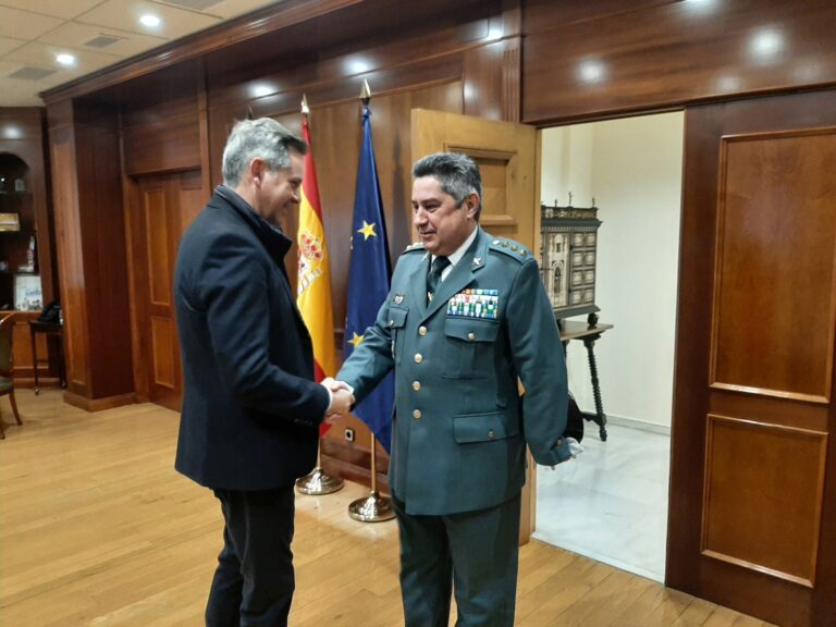 Miñones recibe ao xefe da Comandancia da Garda Civil na Coruña que pasa á reserva