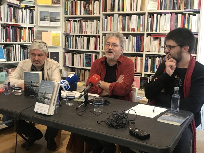 Arquivo - O escritor Manuel Rivas presenta o seu último libro 'Vivir sen permiso'. EUROPA PRESS - Arquivo