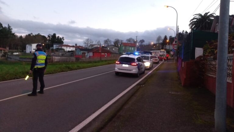 Aparatoso accidente en Cambre cun coche a punto de arder e un ferido que saíu despedido