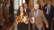 A alcaldesa da Coruña, Inés Rei, e o portavoz do goberno local, José Manuel Lage, ao comezo dun pleno municipal. ANDY PÉREZ