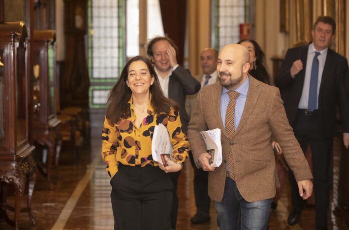 A alcaldesa da Coruña, Inés Rei, e o portavoz do goberno local, José Manuel Lage, ao comezo dun pleno municipal. ANDY PÉREZ