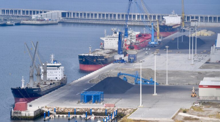 Dúas compañías solicitan construír compoñentes de eólica mariña no porto exterior da Coruña