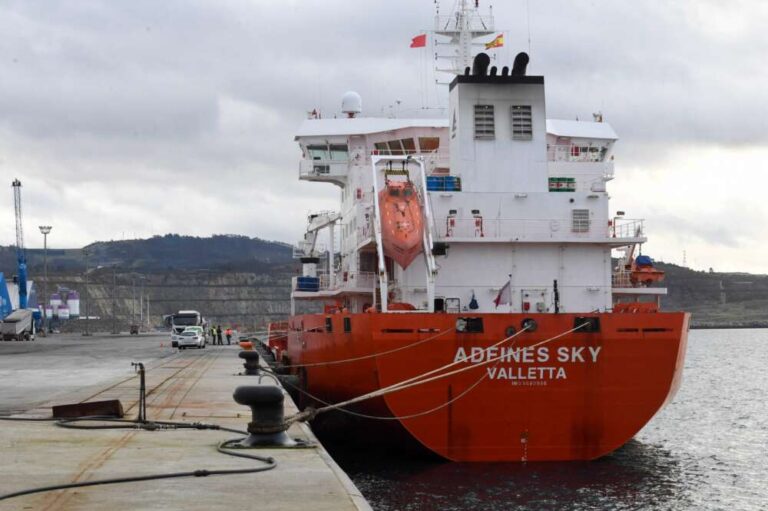 Un petroleiro atraca no peirao da Coruña por unha emerxencia sanitaria a bordo