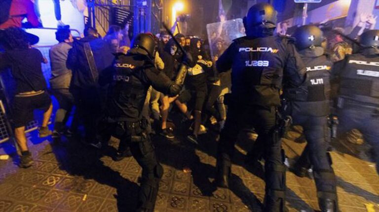 Denuncian o procesamento “político” de cinco policías da Coruña que estiveron nos altercados do referendo catalán