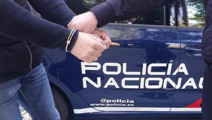 Detidos tras ser sorprendidos “in fragnti” mentres roubaban nun coche na Coruña