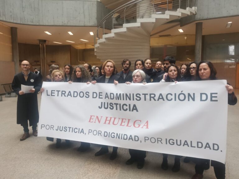 Centos de actuacións paralizadas na Coruña pola folga dos letrados, que piden máis salario