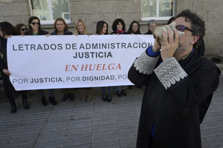 Nova concentración dos letrados de Xustiza na Coruña: “No ministerio son uns trileiros”