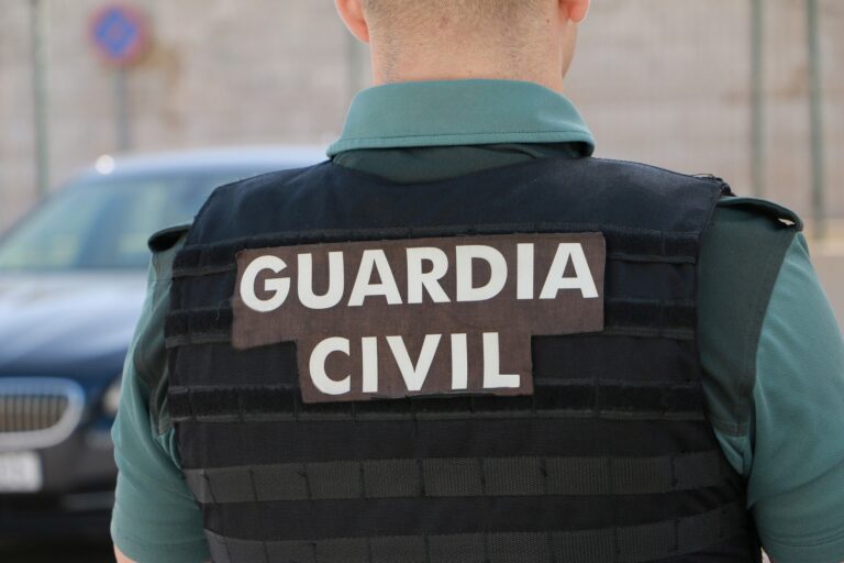 Arquivo - Un axente da Garda Civil, de costas.. GARDA CIVIL - Arquivo