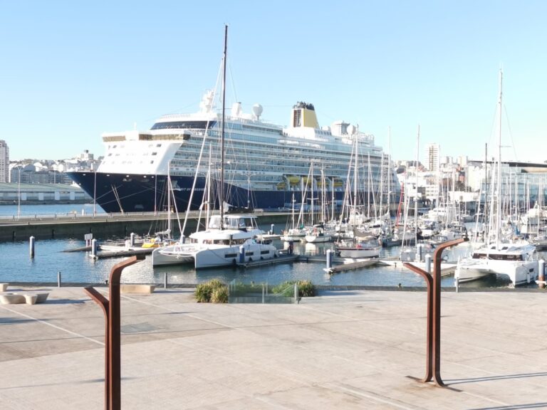 O forte vento obriga a un cruceiro a atracar no porto da Coruña