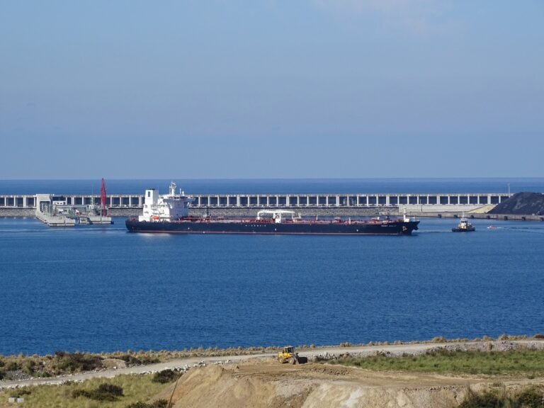 Repsol estrea a súa nova terminal marítima para o tráfico de cru no porto exterior da Coruña