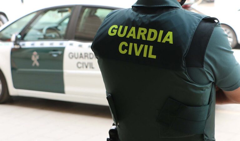 Arquivo - Un axente da Garda Civil, de costas, xunto a un vehículo oficial.. GARDA CIVIL - Arquivo