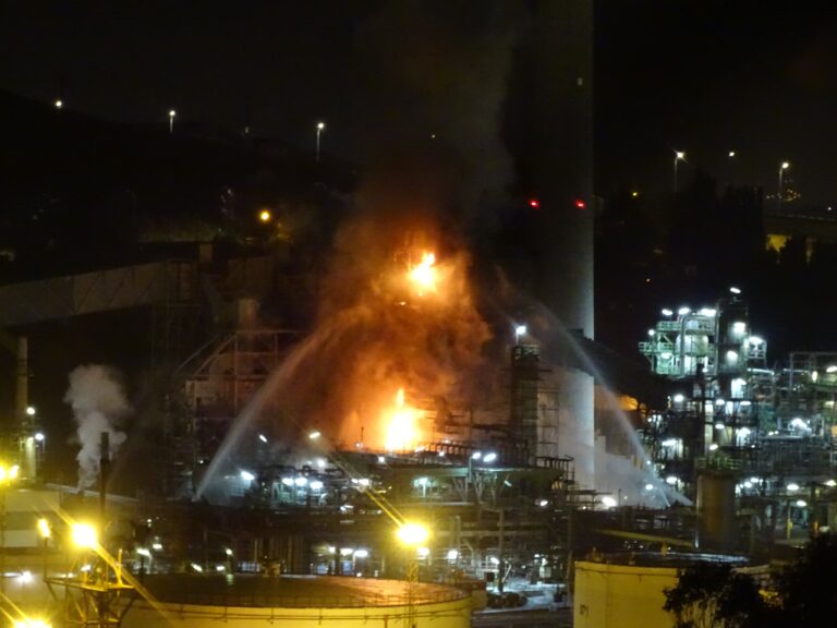 Imaxe do incendio na refinería.Foto: @eloyTP