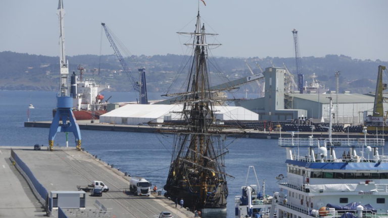 O veleiro de madeira máis grande do mundo no Porto da Coruña - La Opinión