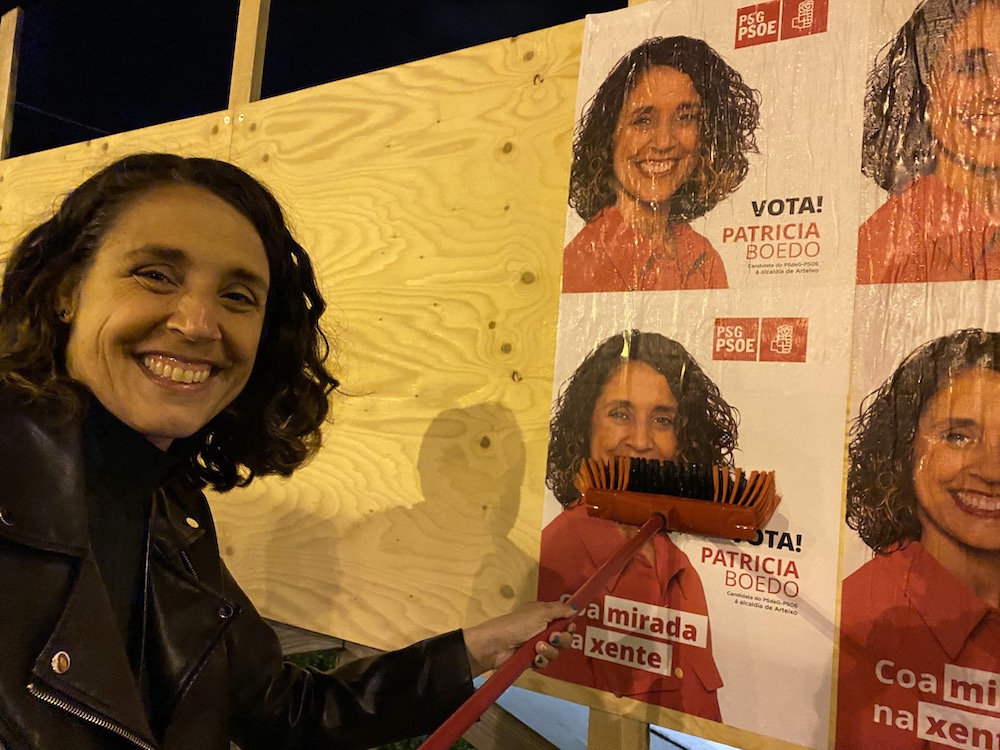 Tamén os socialistas de Arteixo iniciaron a súa campaña coa tradicional pegada de carteis da candidata Patricia Boedo 