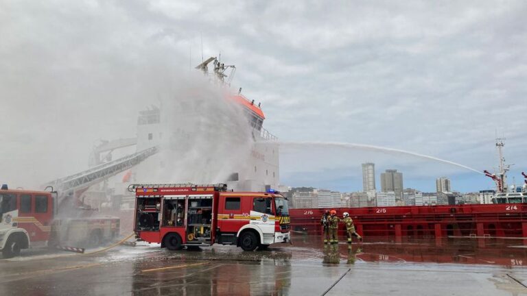 Carbón que entrou en combustión, causa dun incendio dun barco mercante no porto exterior