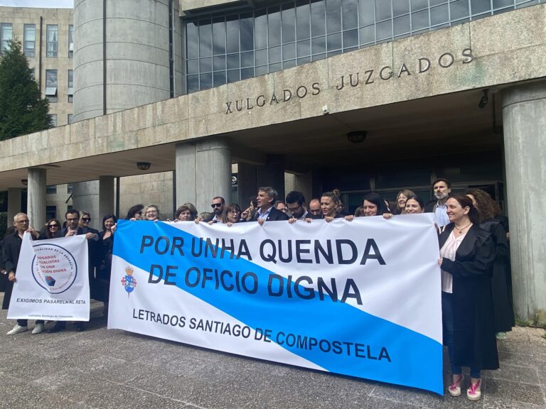 Procuradores e avogados protestan na Coruña para reclamar unhas retribucións “dignas”