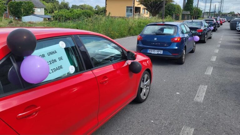 Caravanas de coches percorren Coruña para protestar pola situación das residencias de maiores