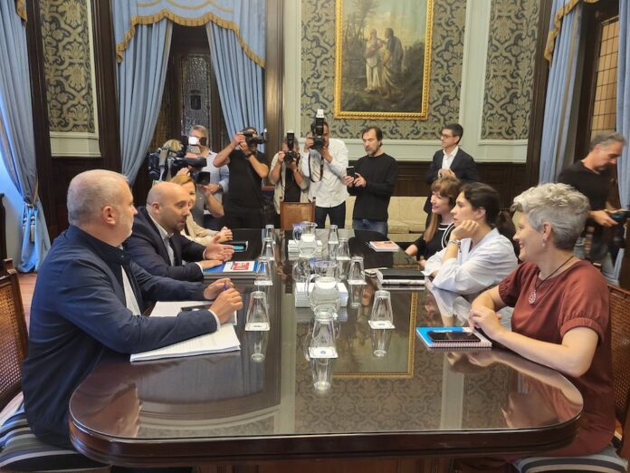 Reunión entre PSOE (Lage Tuñas, Gonzalo Castro e Emma Cid, directora de comunicación do Concello) e BNG (con Mercedes Queixas, Avia Veirea e Keina Espiñeira estreándose)