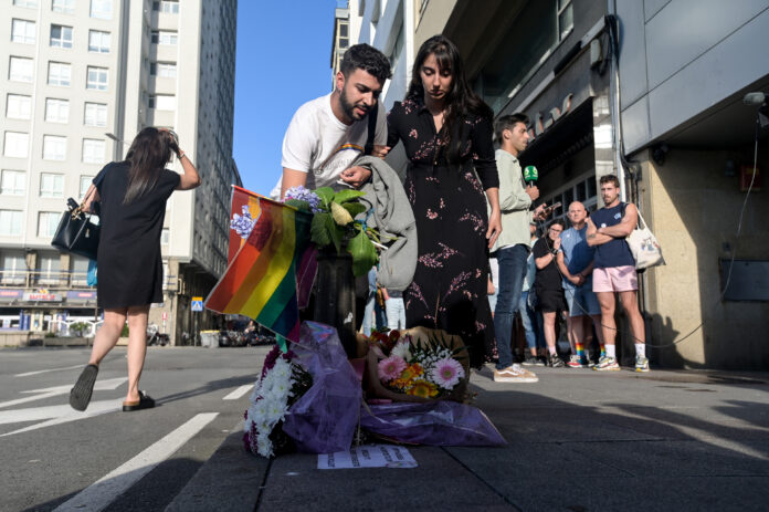 Varias persoas depositan flores durante un minuto de silencio polo asasinato de Samuel Luiz, na Avenida de Buenos Aires, a 3 de xullo de 2023, na Coruña, Galicia (España). Hoxe cúmprense dous anos do crime de Samuel Luiz, o mozo falecido tras. M. Dylan - Europa Press