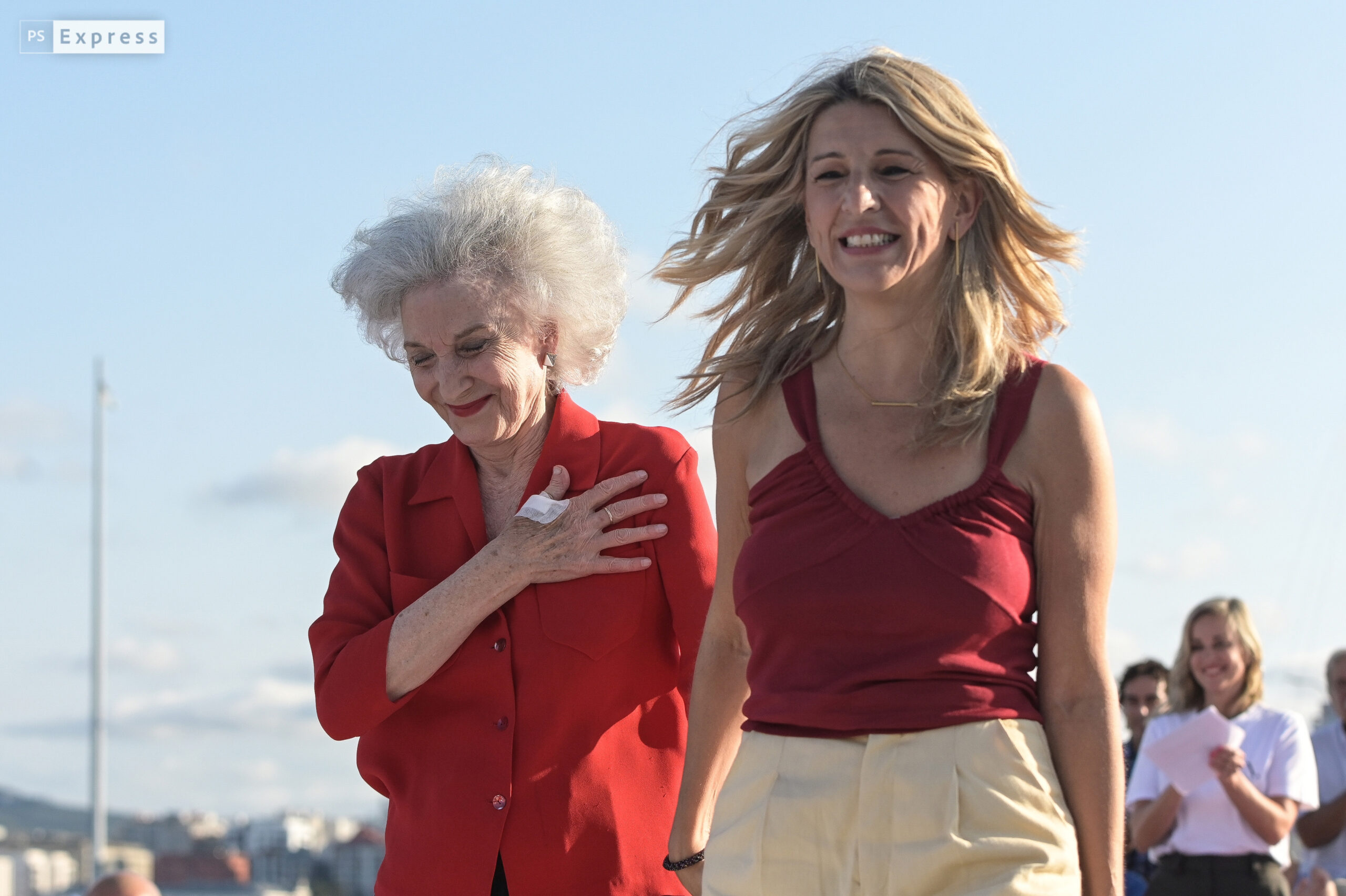 A vicepresidenta segunda e líder de Sumar, Yolanda Díaz (d), e a actriz Marisa Paredes (i), durante o acto de inicio de campaña de Sumar para as eleccións do 23J, a 6 de xullo de 2023, na Coruña, Galicia (España).. M. Dylan - Europa Press