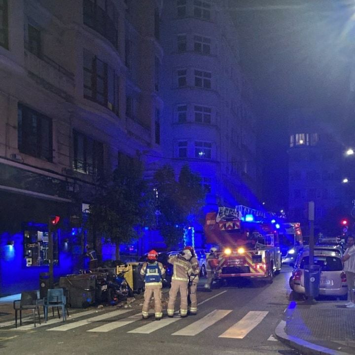 Dúas persoas resultan feridas tras desprenderse parte unha cornixa dun edificio na Praza de Vigo