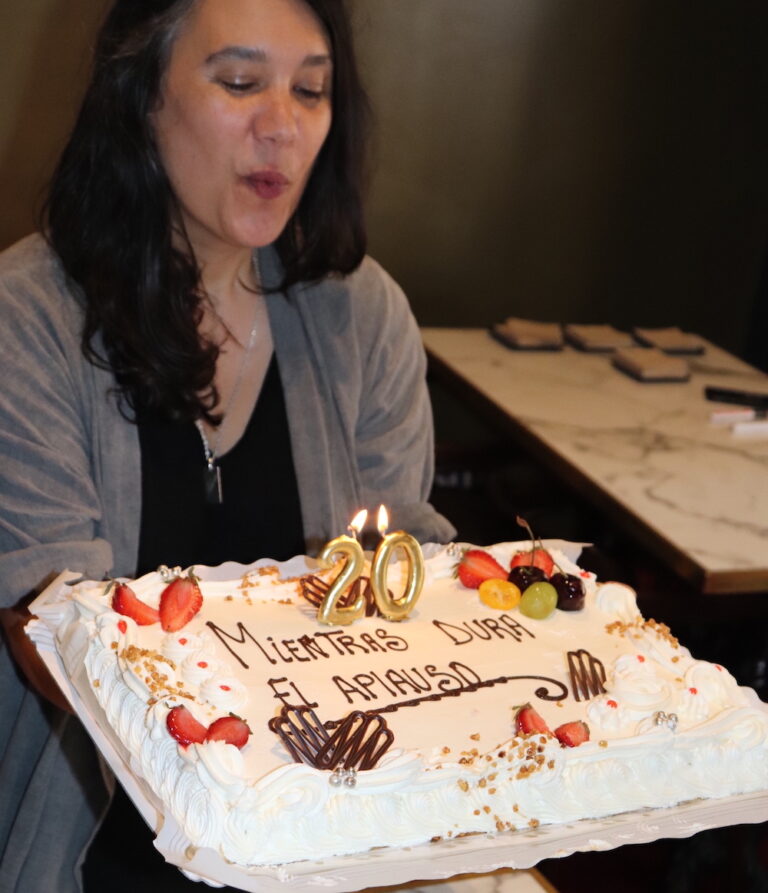 Silvia Penide con la tarta del xx aniversario