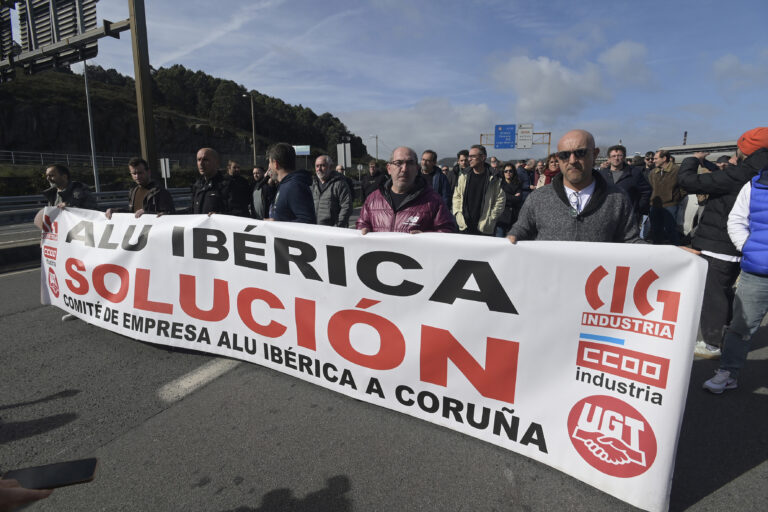 O Parlamento galego pide solucións para os traballadores de Alu Ibérica na Coruña