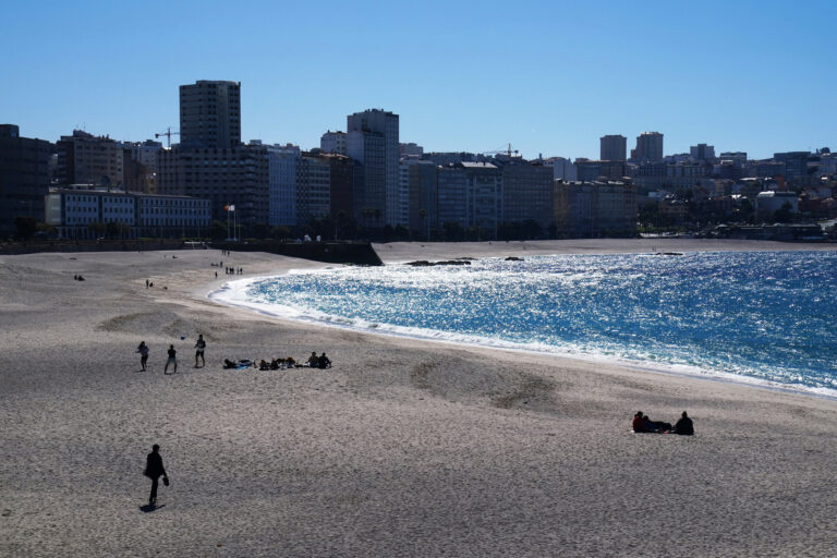 As medusas obrigan ao Concello da Coruña a prohibir o baño en varias praias