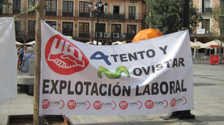 Mobilizacións de persoal de Atento na Coruña nunha xornada de paro contra os despedimentos