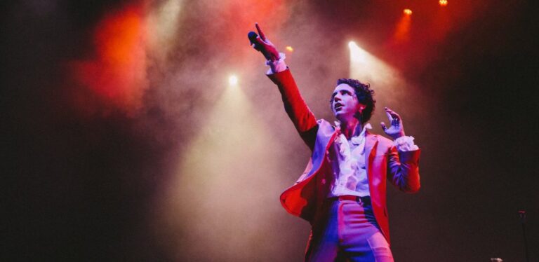 A sorpresa dun Mika “galegofalante” no seu concerto da Coruña: “Penso na Carolina e escribo unha canción”