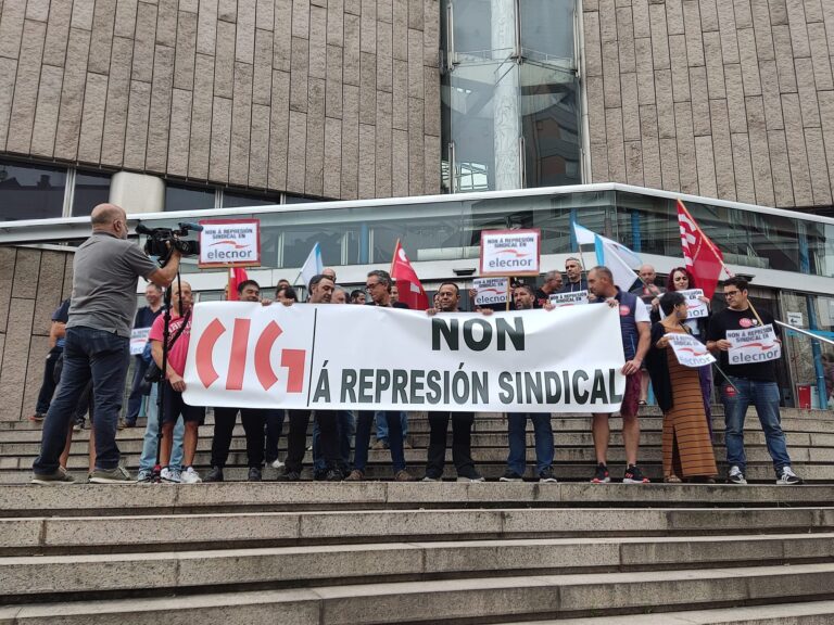 Concentración na Coruña de representants da CIG contra a “represión sindical” en Elecnor