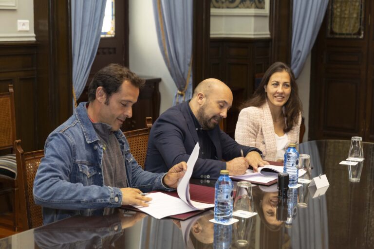 O portavoz do goberno local da Coruña, José Manuel Lage, asina un convenio de colaboración con Hábitat. ANDY PÉREZ