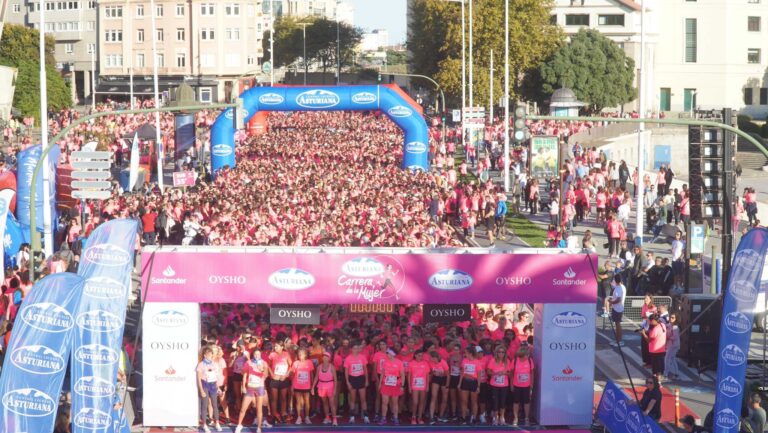 Máis de 5.000 persoas renden homenaxe ás xogadoras do Deportivo Abanca na Carreira da Muller da Coruña