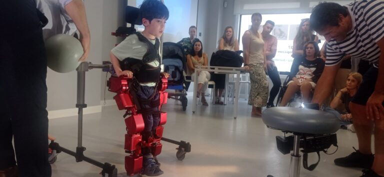 Presentan na cidade o primeiro exoesqueleto pediátrico