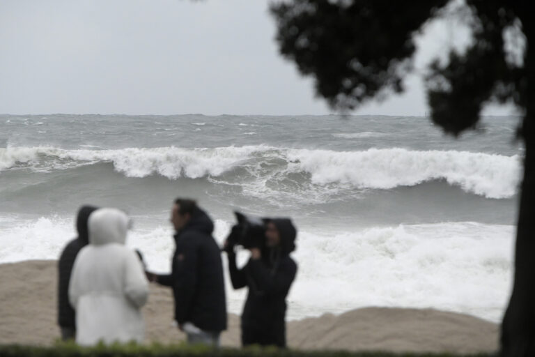 Gran parte da costa galega estará este venres en alerta laranxa por ondas