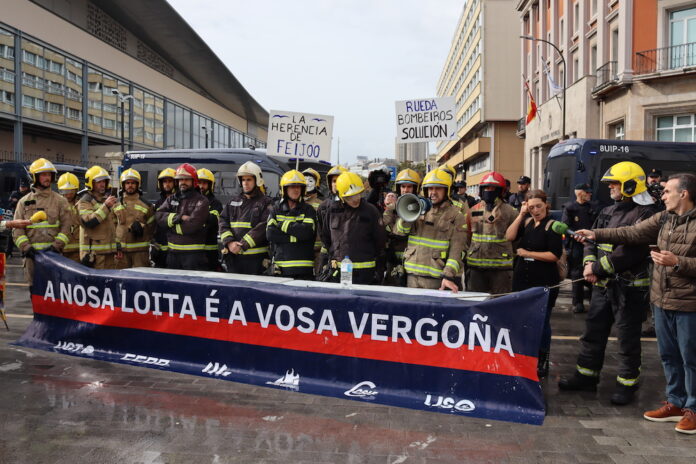 Lectura de manifesto dos Bombeiros de Galicia diante da Deputación da Coruna