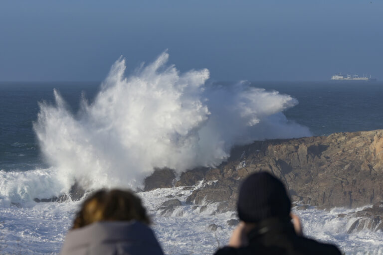 Alerta vermella no litoral da Coruña por temporal costeiro