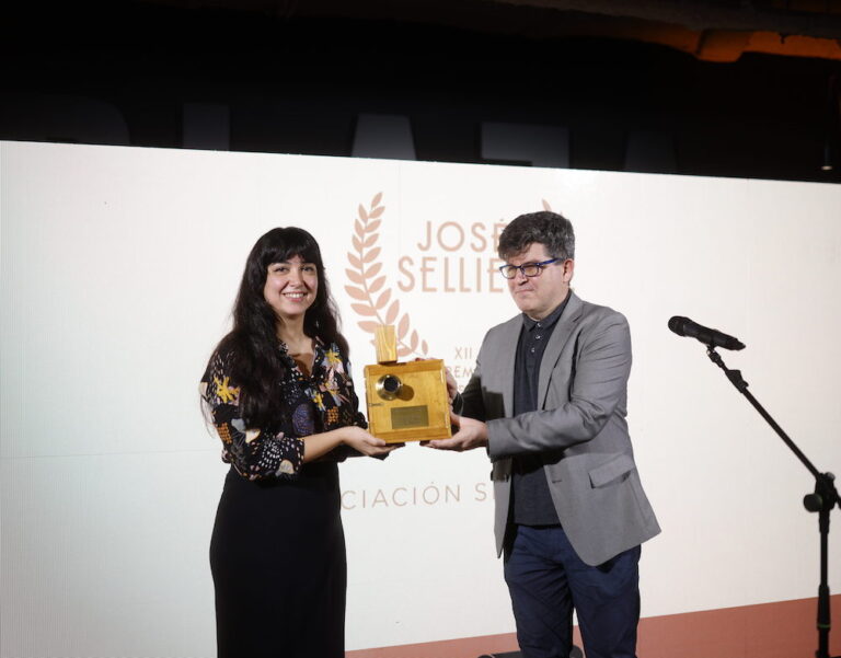 Carla Pérez da Asociacion Senunpeso recollendo o Premio Sellier