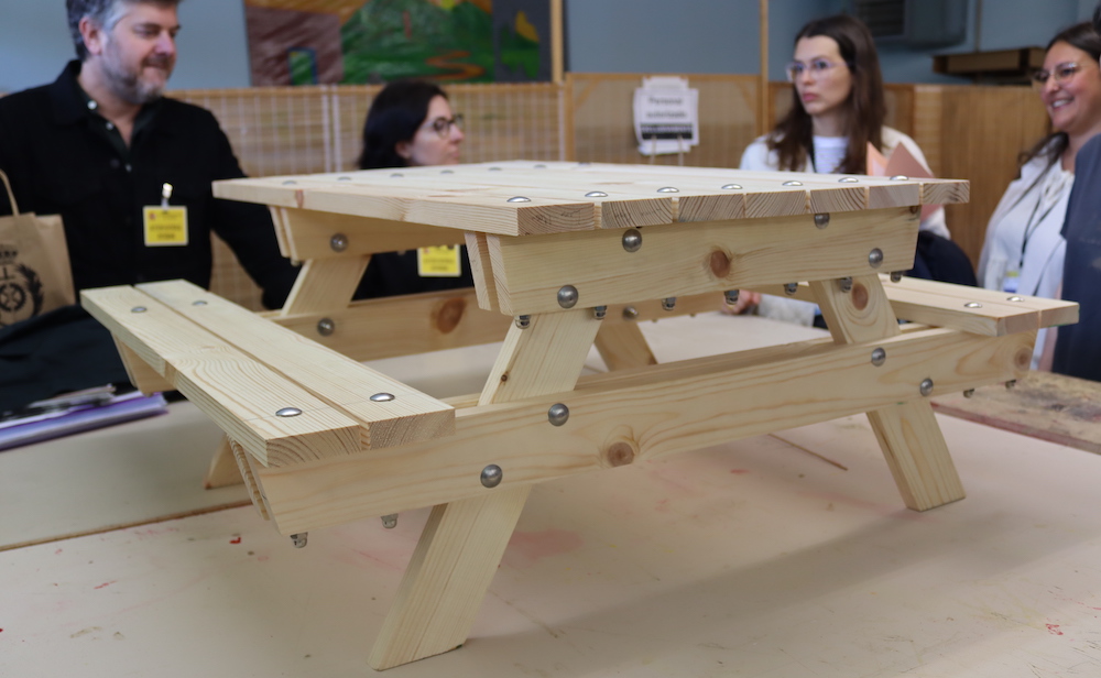O prototipo de mesa realizado no IES que serviu de base para fabricar as mesas nos talleres do CP Teixeiro