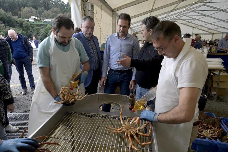 O conselleiro do Mar, Alfonso Villares, asiste á VIII Festa Gastronómica da Centola organizada pola Confraría de Lorbé.
